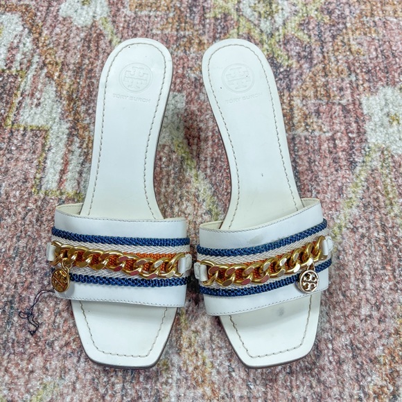Tory Burch Benton Kitten Heel White Leather Sandals Gold Chain Logo Charm Size 7 - Picture 2 of 7